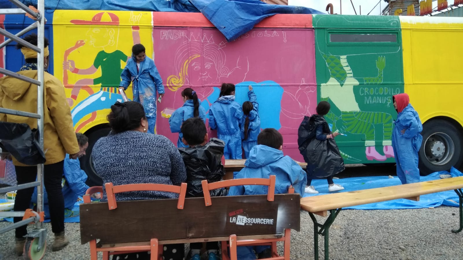 Un ancien bus de la Semitan devient la nouvelle boutique de Transfert