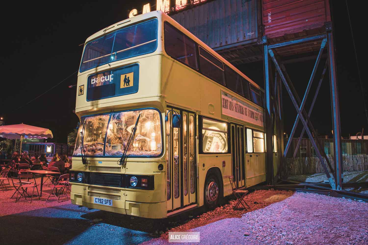 « We all live in a yellow bus magique »